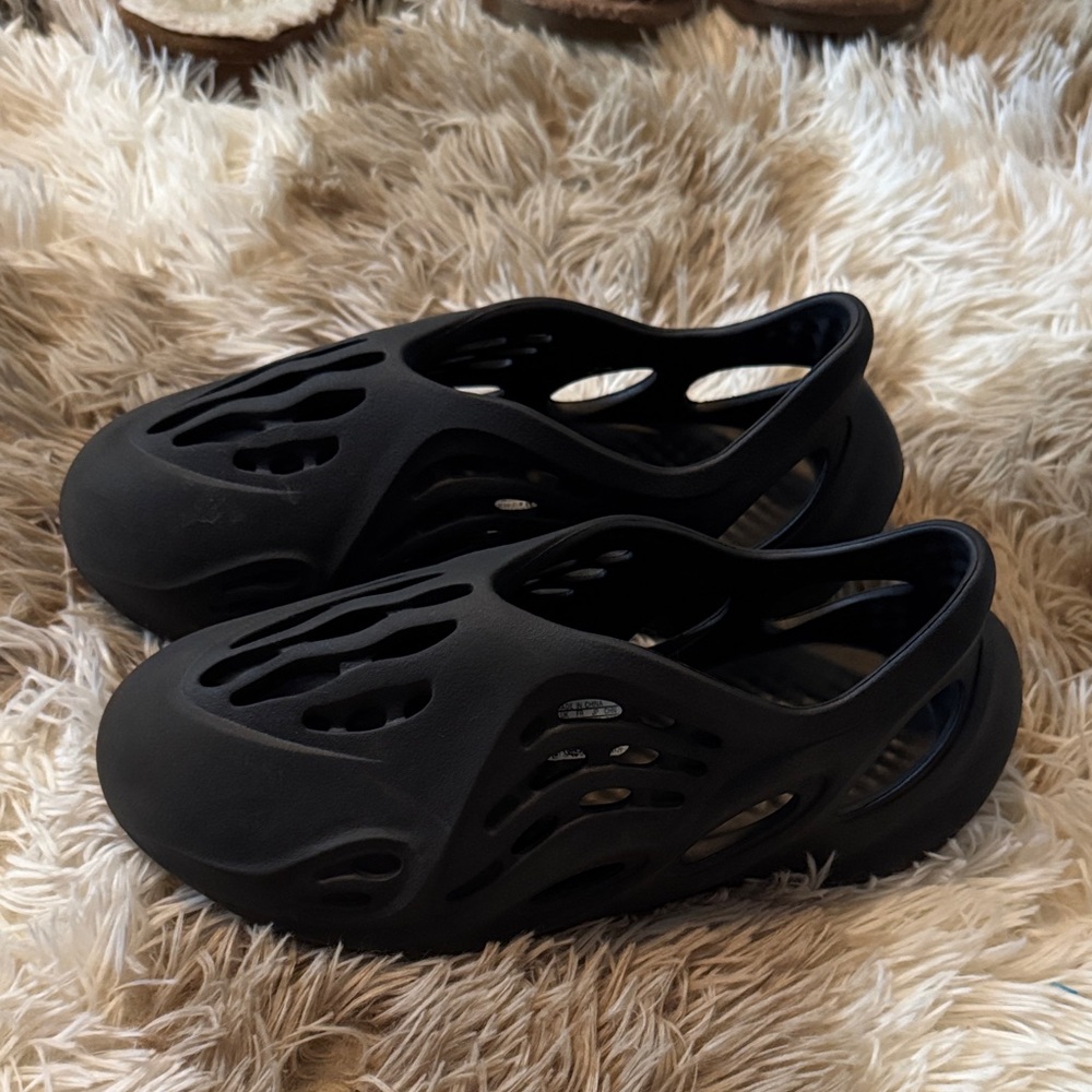 Yeezy Kids Black Slip-On Sandals Shoes size 2
